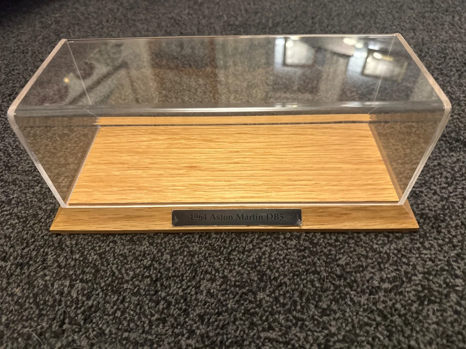 Estuche y zócalo Danbury Mint a medida para 1:24 Ason Martin Db5 1964 Foto 1 de 1
