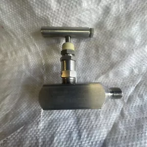 Tyco Anderson Greenwood Co. H1VDS-22 Needle Valve, 10000 psi at 200 F, 1/4" FES - Picture 1 of 3