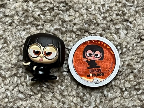 Disney Doorables Series 9 The Incredibles Edna Mode Limited Edition #539 Cover