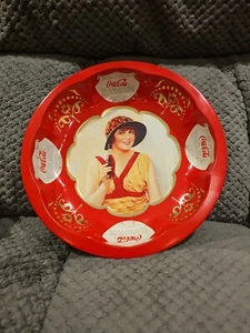 BANDEJA REDONDA MUJER ORO ROJO THE TIN BOX CO. MARCA COCA-COLA LATA 1993 - Imagen 1 de 5