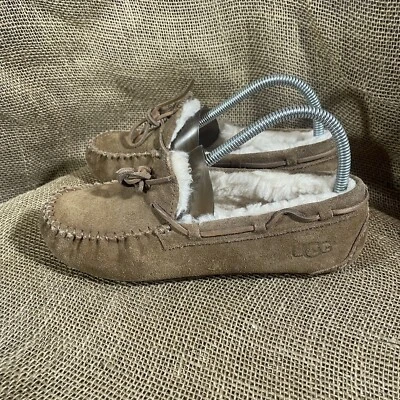 Zapatilla UGG Dakota 5296 parte superior de gamuza castaño para mujer talla 5 o niñas Foto 1 de 4