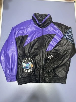Jaqueta de Couro Charlotte Hornets Vintage Anos 90 Logotipo Dente de Tubarão Atlético Tamanho XL - Imagem 1 de 4