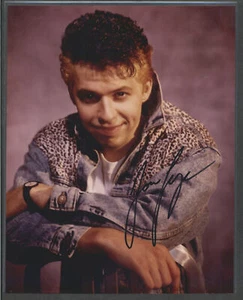 Jon Cryer - frühes signiertes Autogramm Color 8x10 Foto - Hiding out - Two and a Hal - Bild 1 von 2