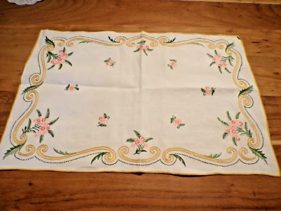 Linge ancien Napperon lin blanc brodé  a la main de fleurs multicolores - Photo 1/4