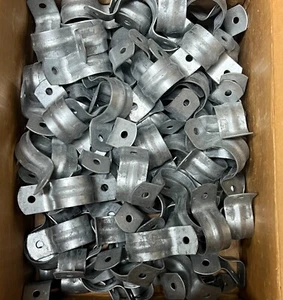 Thompson Rohr starrer Rohrriemen 100 Stück 2-Loch Rohrschellen 3/4" alter Lagerbestand - Bild 1 von 3