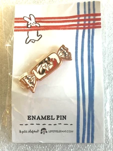Weißes Kaninchen Süßigkeiten Emaille Pin. #B - Bild 1 von 1