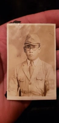 FOTO ORIGINAL JAPONESA DE LA SEGUNDA GUERRA MUNDIAL ☆ BANDA DE GAFAS DE SOLDADOS ☆ ESPADA SAMURAI  Foto 1 de 3