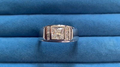 Anillo Moissanite para hombre (cuadrado 7 mm) en platino sobre SS - talla 14 (2,0 ctw.) Foto 1 de 4