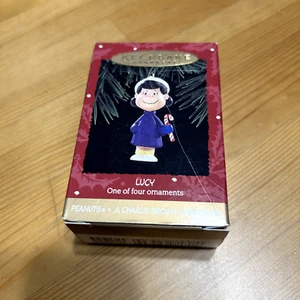 Vintage 1995 Hallmark Andenken Lucy Ornament - Bild 1 von 3