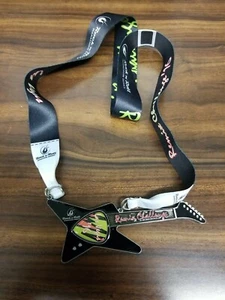 2016 LAS VEGAS ROCK 'N' ROLL MARATHON REMIX CHALLENGE GUITAR MEDAL NEW MINT - Picture 1 of 2