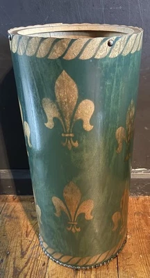 Soporte de palo redondo Trilby vintage verde con flor de lys dorada Foto 1 de 4