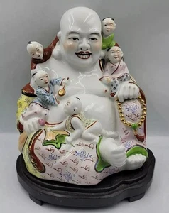 Chinesische Famille Rose lachender Buddha auf Holzständer Vintage 10,5" - Bild 1 von 23