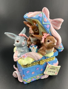 Süßes Häschen Trio Schmuckstück/Andenkenbox FROHE OSTERN Porzellan, aufklappbar, rosa Schleife - Bild 1 von 7