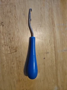 Vintage Latch Hook Rug Yarn Tool Made in Korea Blue Plastic handle - Picture 1 of 3