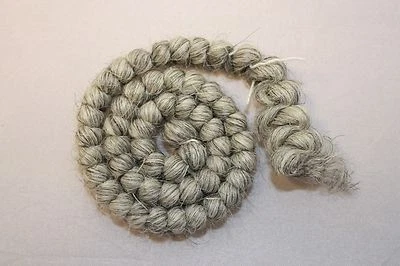 Cabello teatral de lana crepé rizado gris todo encerrado con goma Spirit Foto 1 de 4