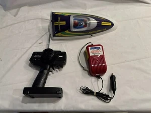 AquaCraft Reef Racer 2 Electric Vee-Hull Boat RTR / Purple & Yellow UNTESTED B72 - Picture 1 of 12