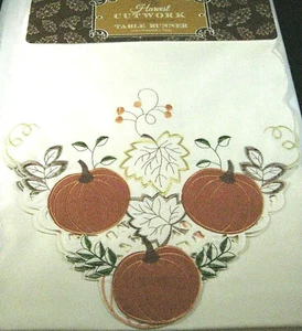 Mesa corredora Harvest Cutwork marfil/calabazas -13"" X 70"" -100% poliéster  - Imagen 1 de 1