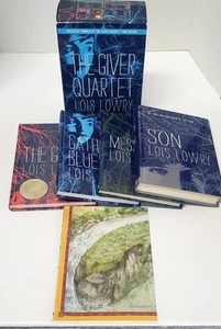 The Giver Quartet Lois Lowry Boxed Book Set 4 HMH mit Dorf Farbkarte enthalten - Bild 1 von 6