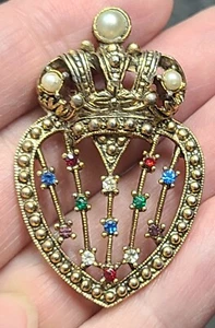 Vintage GT Kunstperlen in Krone Brosche Anstecknadel mehrfarbig Strass Herz Wappen - Bild 1 von 6