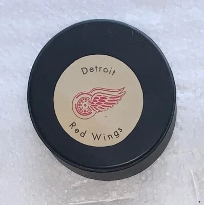DETROIT RED WINGS RAWLINGS NHL HOCKEY PUCK VINTAGE 1968-70 RARE - Image 1 of 2