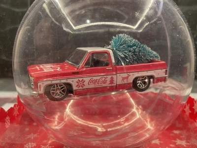 Chevrolet Silverado 1974 adorno navideño exclusivo de Coca-Cola M2 Machines MiJo Foto 1 de 4
