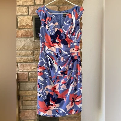 Vestido Vaina Adrianna Papell Lateral Acanalado Cuello Dividido Azul y Rosa Floral - Talla 10 Foto 1 de 4