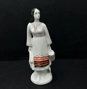 "Estatuilla de lechera mujer campesina rumana Arpo Curtea De Arges de la década de 1950 7,5""" - Imagen 1 de 8