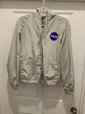 Chaqueta cortavientos H&M Dividida NASA talla pequeña beige broches a presión Foto 1 de 4