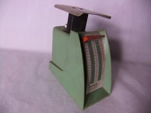 Triner Modelo 401 Escala Postal 1963 Tarifas Metal Verde Plástico Oficina de Correos Prop - Imagen 1 de 5