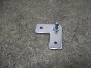 IGLOO FREEZER HINGE PART # FRF690-D - Picture 1 of 1