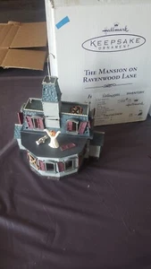 2004 Hallmark Keepsake The Mansion on Ravenwood Lane Halloween Display Whs11 - Foto 1 di 8