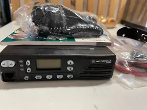 GM950 UHF MOTOROLA 403-470 MHz 128 CHANNELS WITH ACCESSORIES (SURPLUS NEW) - Picture 1 of 4