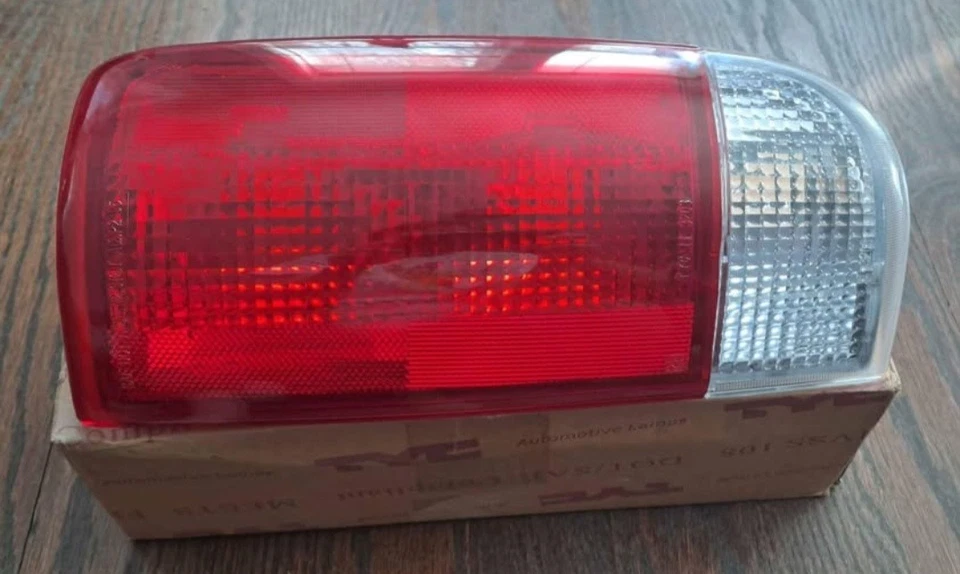 Conjunto de luz trasera de repuesto lateral pasajero TYC 11-3203-01 Chevrolet/GMC Foto 1 de 4