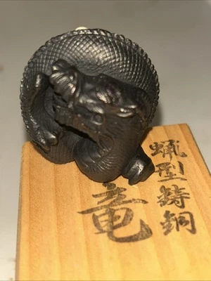 Japón Japón Bronce Enrollado Forma de Dragón Papel Pergamino Peso Inspirado en Crisálida Foto 1 de 4