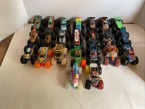Hot Wheels Monster Jam Truck lotto di 23 Monster Trucks 1:64 Zombie Sparkle - Foto 1 di 9