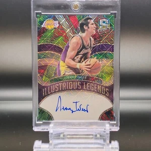 2021-22 Panini Spectra - Leggende Illustri Firme Jerry West #ILS-JWE Meta - Foto 1 di 4