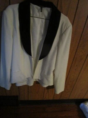 daisy fuentes=WINTER WHITE=DRESSY JACKET WITH BLACK COLLAR=SZ.L - Image 1 of 2