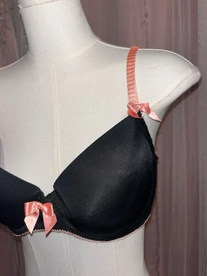 Sutiã GILLIGAN & O’MALLEY INTIMATES PRETO COM LAÇOS ROSA TAMANHO: 36D BOM ESTADO - Imagem 1 de 4