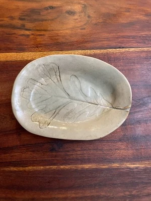 Jabonera/abalonera Studio Art Pottery hoja roble lirio, hecha a mano FIRMADA Foto 1 de 3