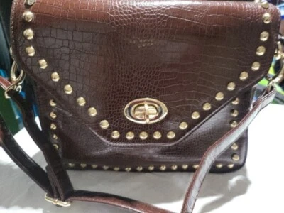 Cartera Bandolera Charlie Charlie de Cuero Charol Tachonado Marrón Cocodrilo  Foto 1 de 4