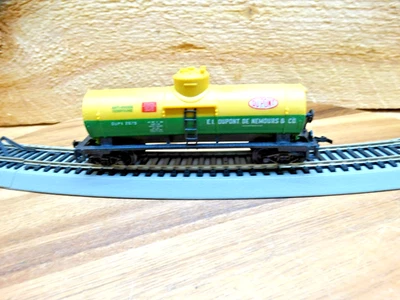 Life Like H0 Scale 41' Dupont DUPX 2676 Single Dome Tank Car - Image 1 of 4