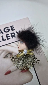 Spilla vintage Flapper bambina con pelliccia dipinta a mano art deco ottime condizioni - Foto 1 di 6