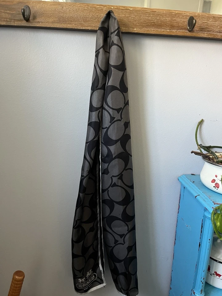 Bufanda de seda Coach negra gris logotipo de firma envoltura de carro de caballos 100 % seda  Foto 1 de 4