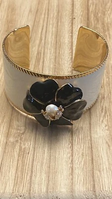 Brazalete Stella & Dot tono dorado crema y negro esmalte flor y abeja. Foto 1 de 4