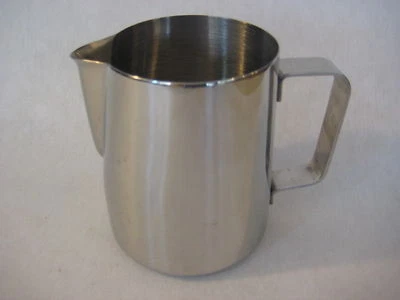 Jarra crema de acero inoxidable 18/10, 20 OZ, 4 1/2" T X 5 1/2" más ancha con mango Foto 1 de 4