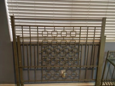 Pier One conjunto de quarto de casal de metal com mesa de cabeceira combinando com tampo de vidro - Imagem 1 de 4