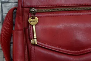 FOSSIL DAMEN ECHT LEDER MESSENGER SCHULTER TASCHE LOGO SCHLÜSSEL HIMBEERE ROT - Bild 1 von 14