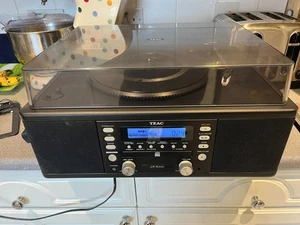 TEAC LP-R400 CD Turntable FM/AM System With Built-in Speakers - Picture 1 of 4