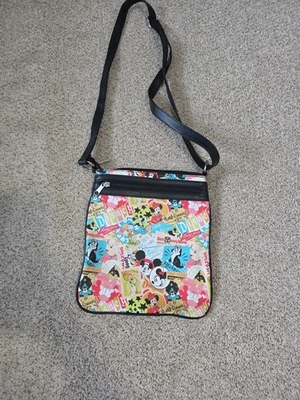 Cartera de mano con estampado de libros de Disney Foto 1 de 4