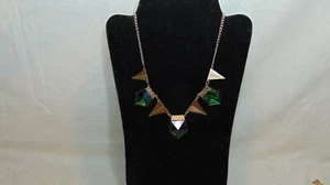 COLLAR TONO DORADO DE 17" CON COLGANTES DE TONO VERDE Y DORADO - Imagen 1 de 12